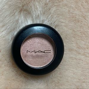 “Bouffant” Veluxe Pearl MAC Eyeshadow